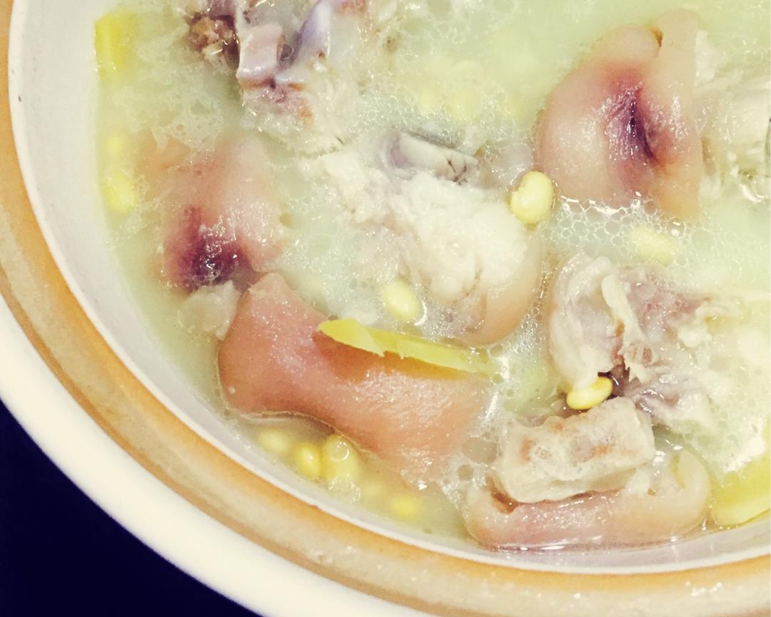 新手版黄豆猪脚汤(砂锅)的做法