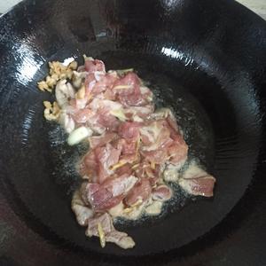 川味竹笋炒肉的做法 步骤4