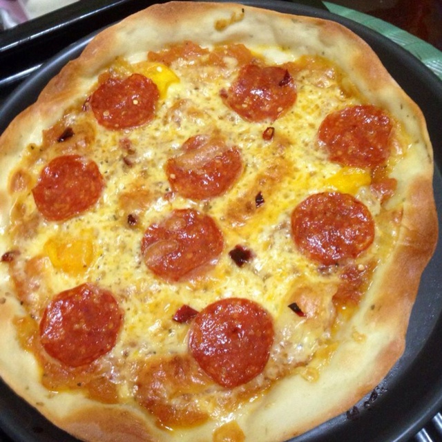 薄饼脆皮火腿pizza