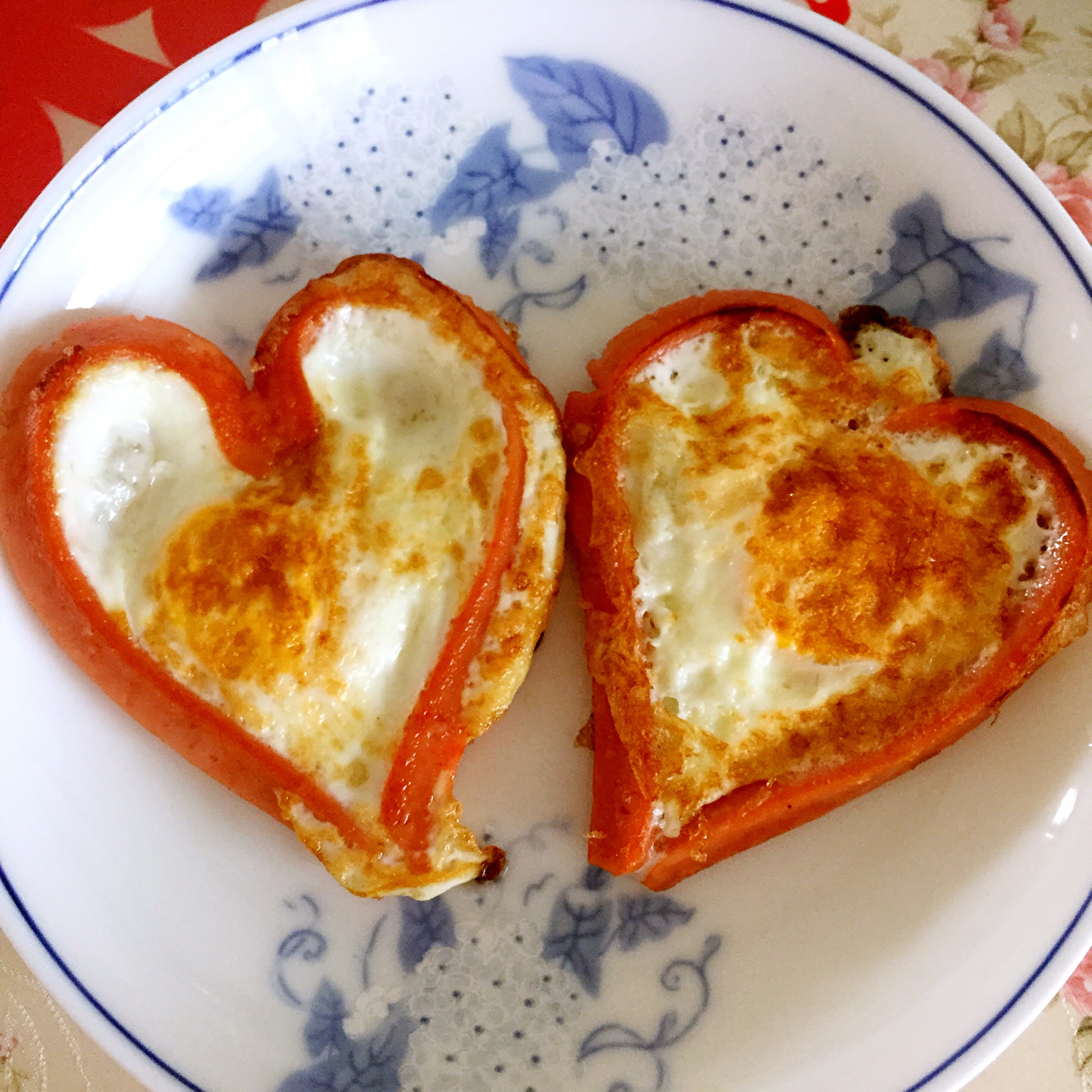 心形香肠荷包蛋