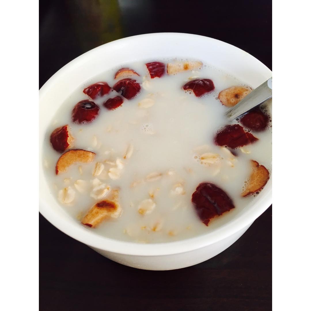 红枣银耳牛奶麦片羹