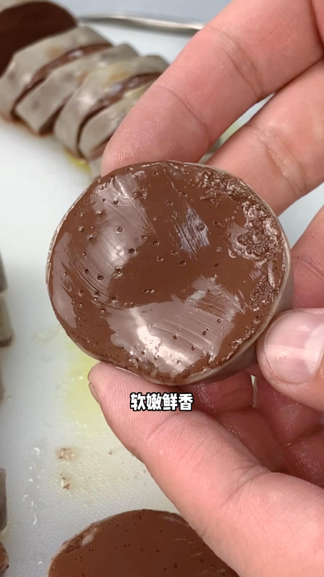 热腾腾的东北血肠出锅了，鲜嫩爽滑，真馋人！的做法