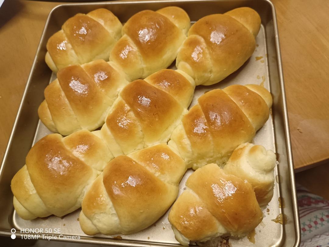 免揉膜的牛奶面包卷，没有厨师机也可以轻松做面包