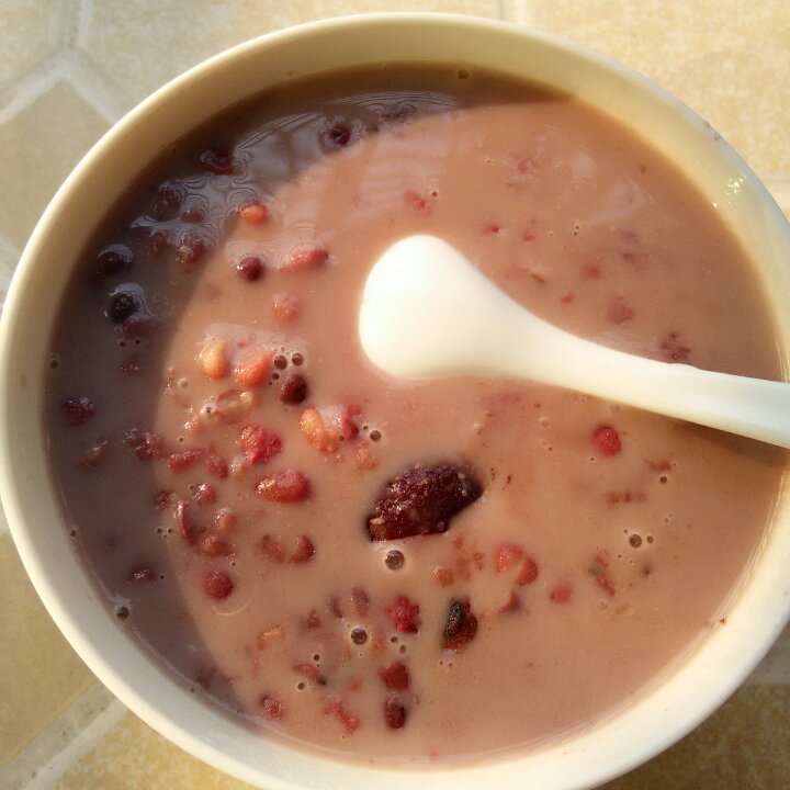 红枣红豆薏仁牛奶粥