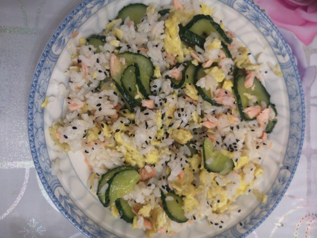【昨日的美食】三文鱼鸡蛋青瓜散寿司（夏日轻食）