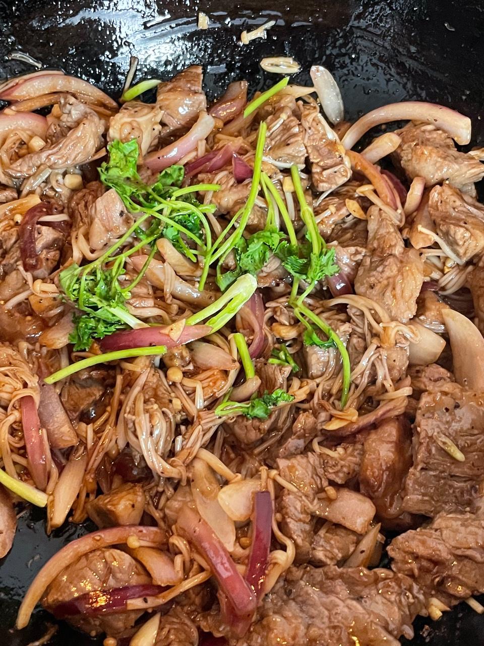 黑椒金针菇肥牛