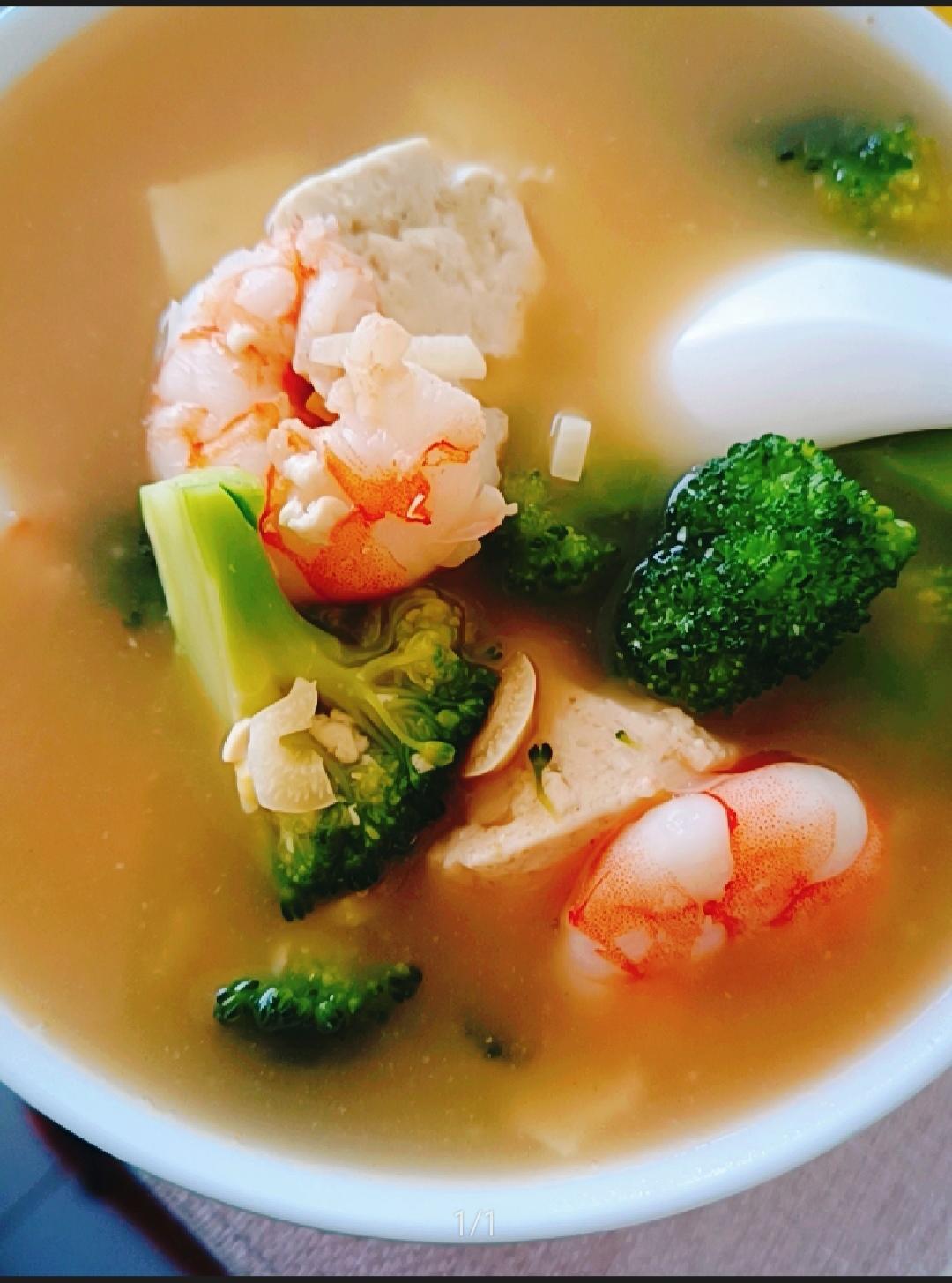 西兰花虾仁豆腐汤