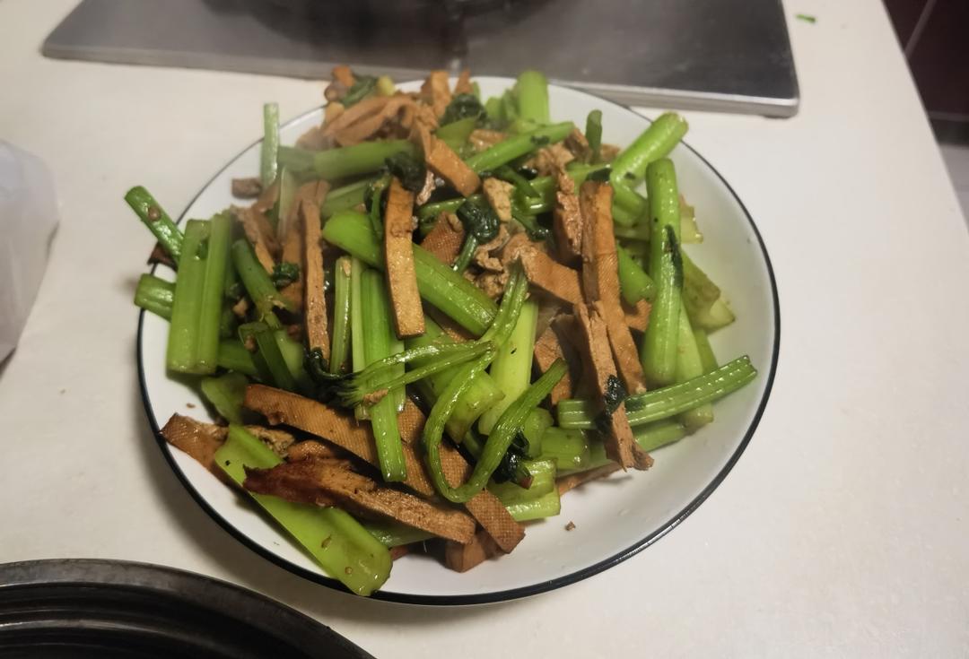 午餐晚餐简单快手下饭菜芹菜炒香干