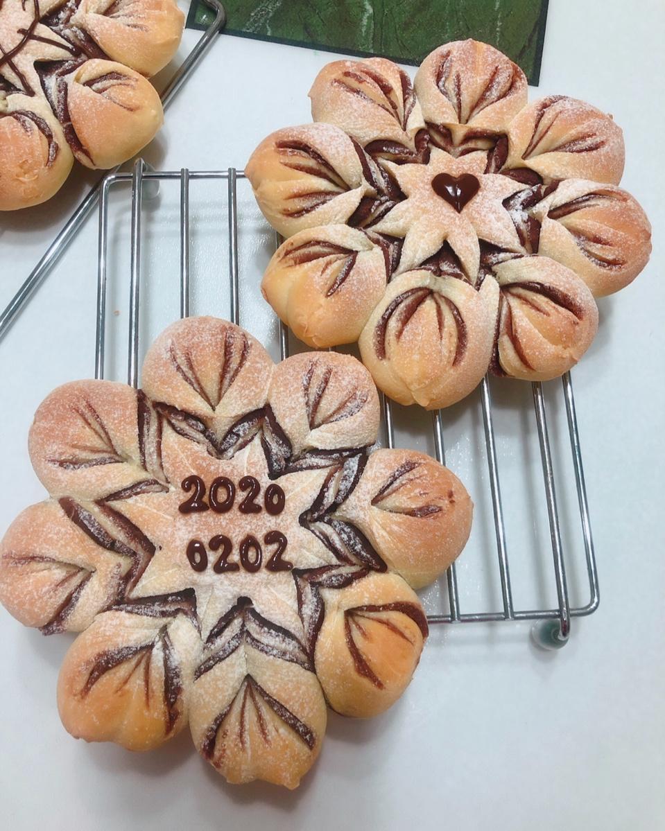 ins风圣诞节雪花豆沙面包---错过了夏天的风秋天的雨 不能再错过冬天的雪花
