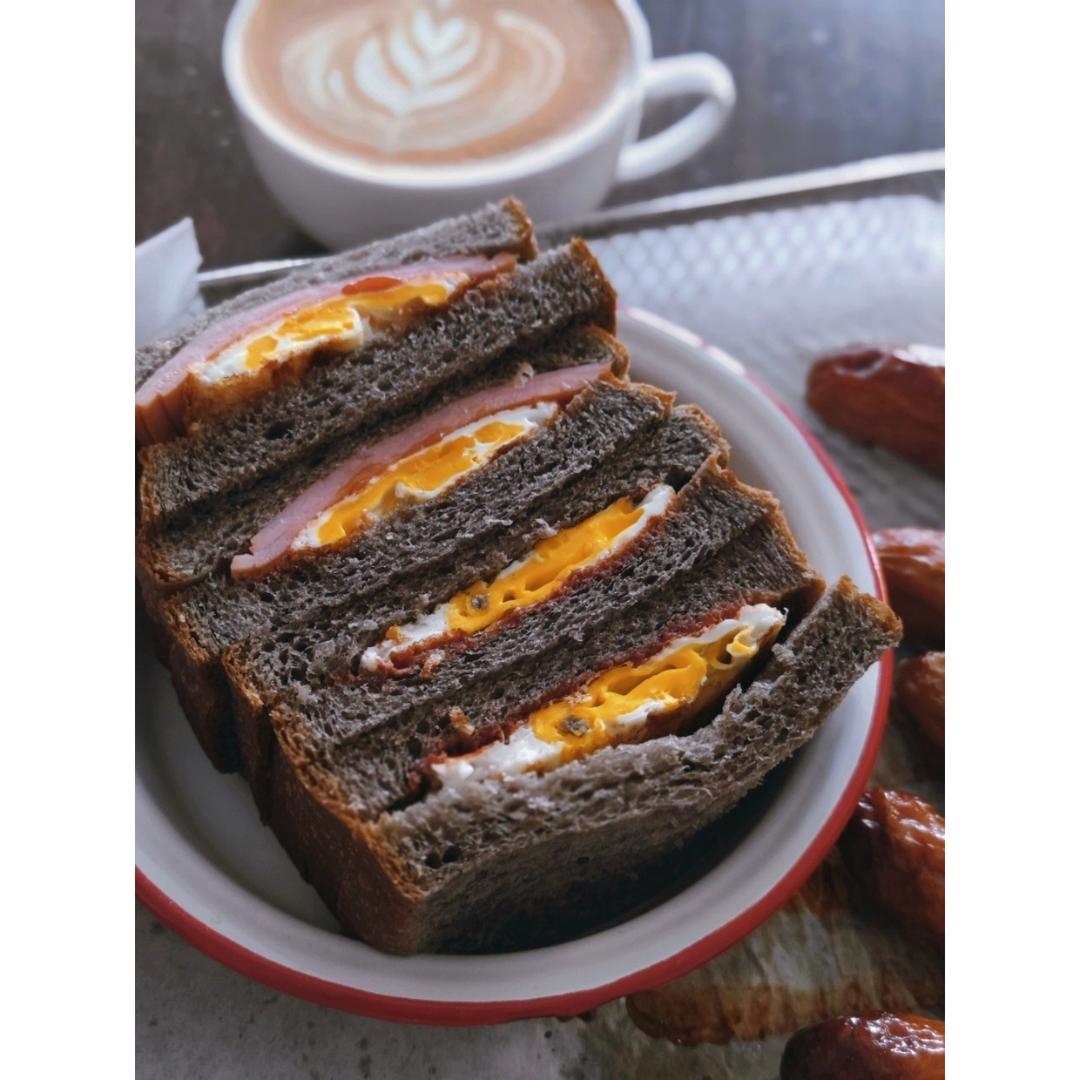 吃早餐，认真的