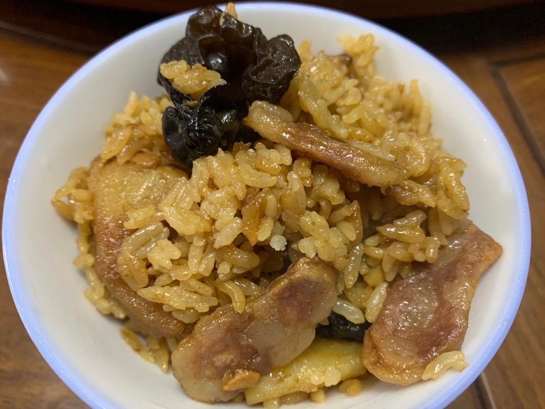 香菇腊肠土豆焖饭