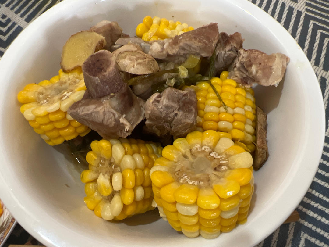 玉米莲藕排骨汤「超简单电饭煲版」