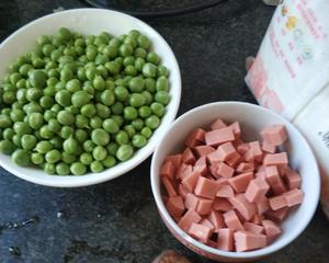 火腿肠炒豌豆的做法 步骤1