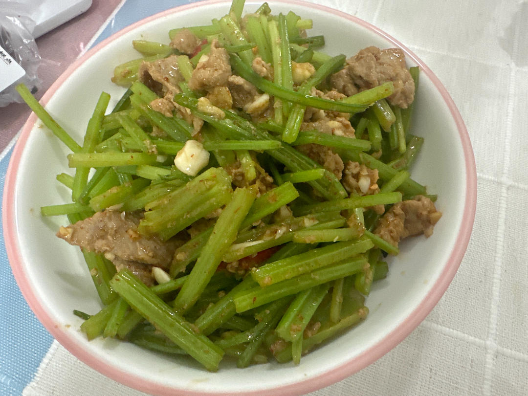 下饭神器又来了，试试这道芹菜炒牛肉！！