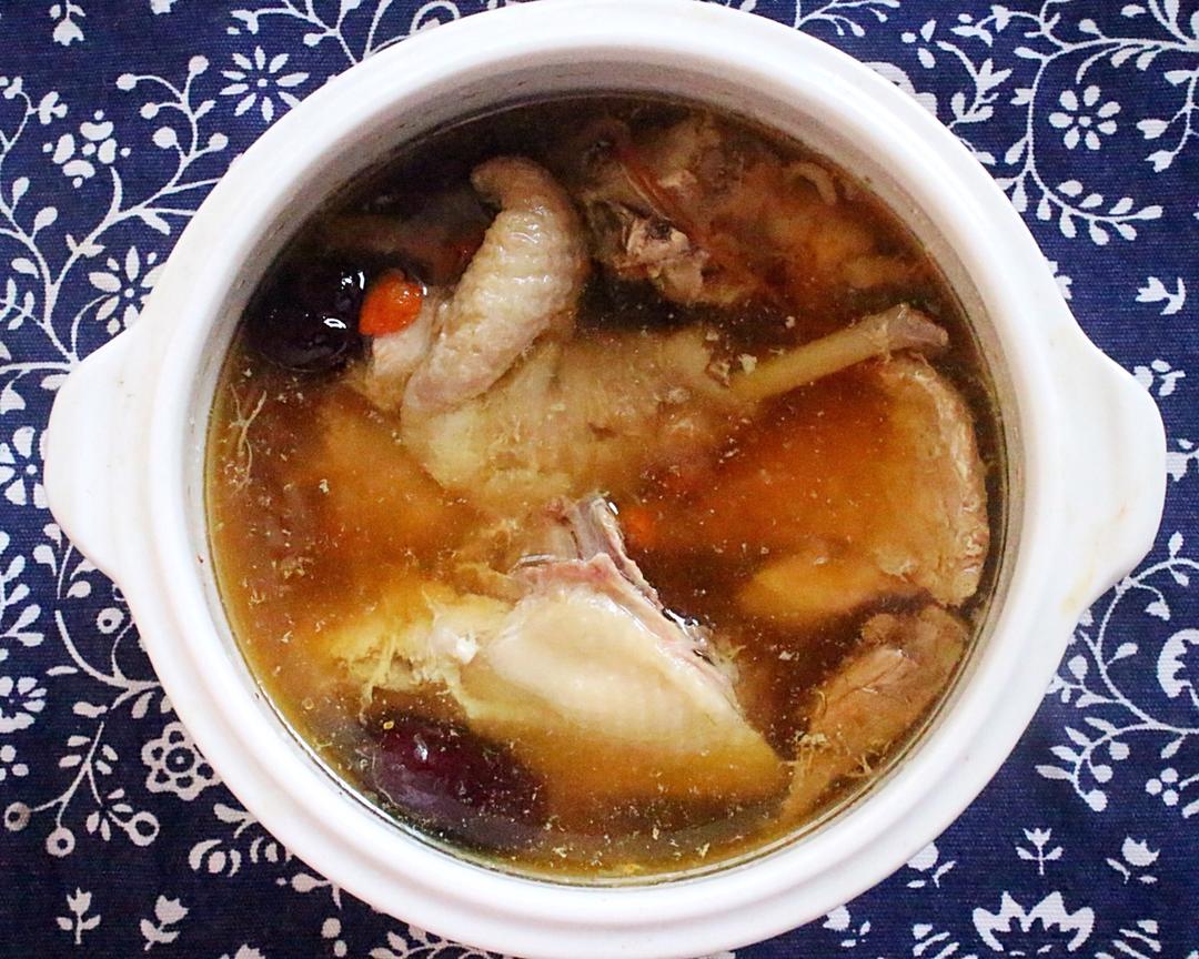 瑾年妈妈做的高丽红参煲鸡汤