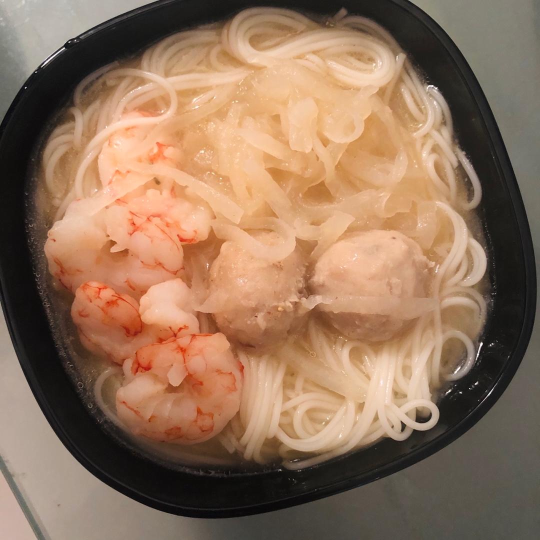 酸汤肥牛热汤面/白萝卜高汤热汤面
