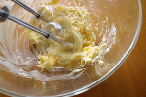 烘焙基础之打发黄油的做法 步骤7