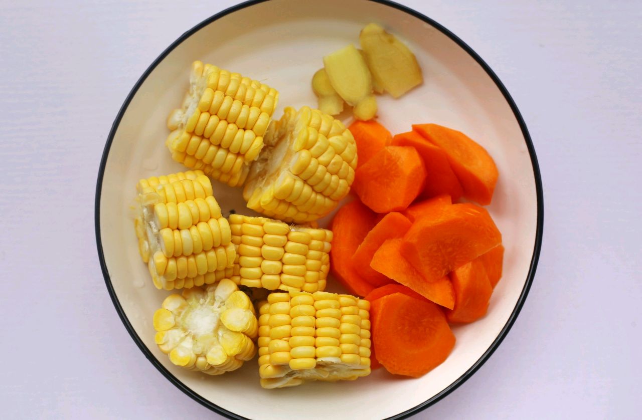 香菇玉米胡萝卜排骨汤 | 配方和做法的做法 步骤2