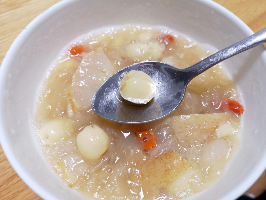 秋季滋补--雪梨银耳莲子羹