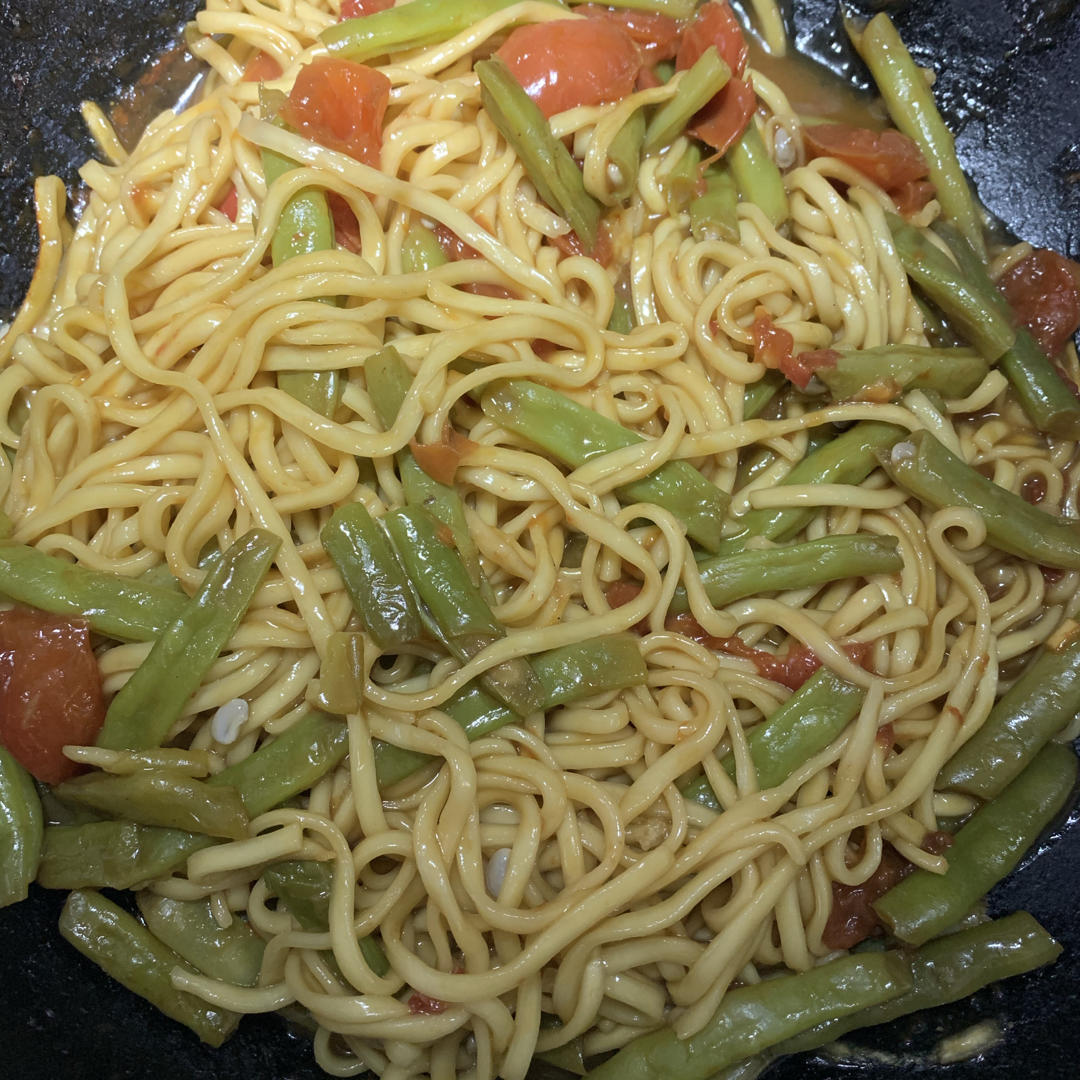 h妞三岁做的番茄豆角焖面(简易巨好吃)