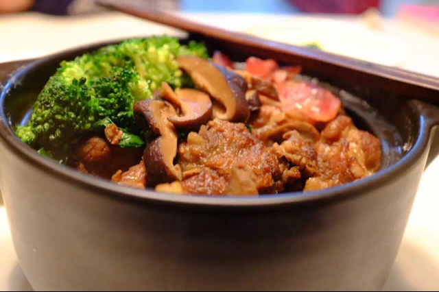 排骨腊味煲仔饭