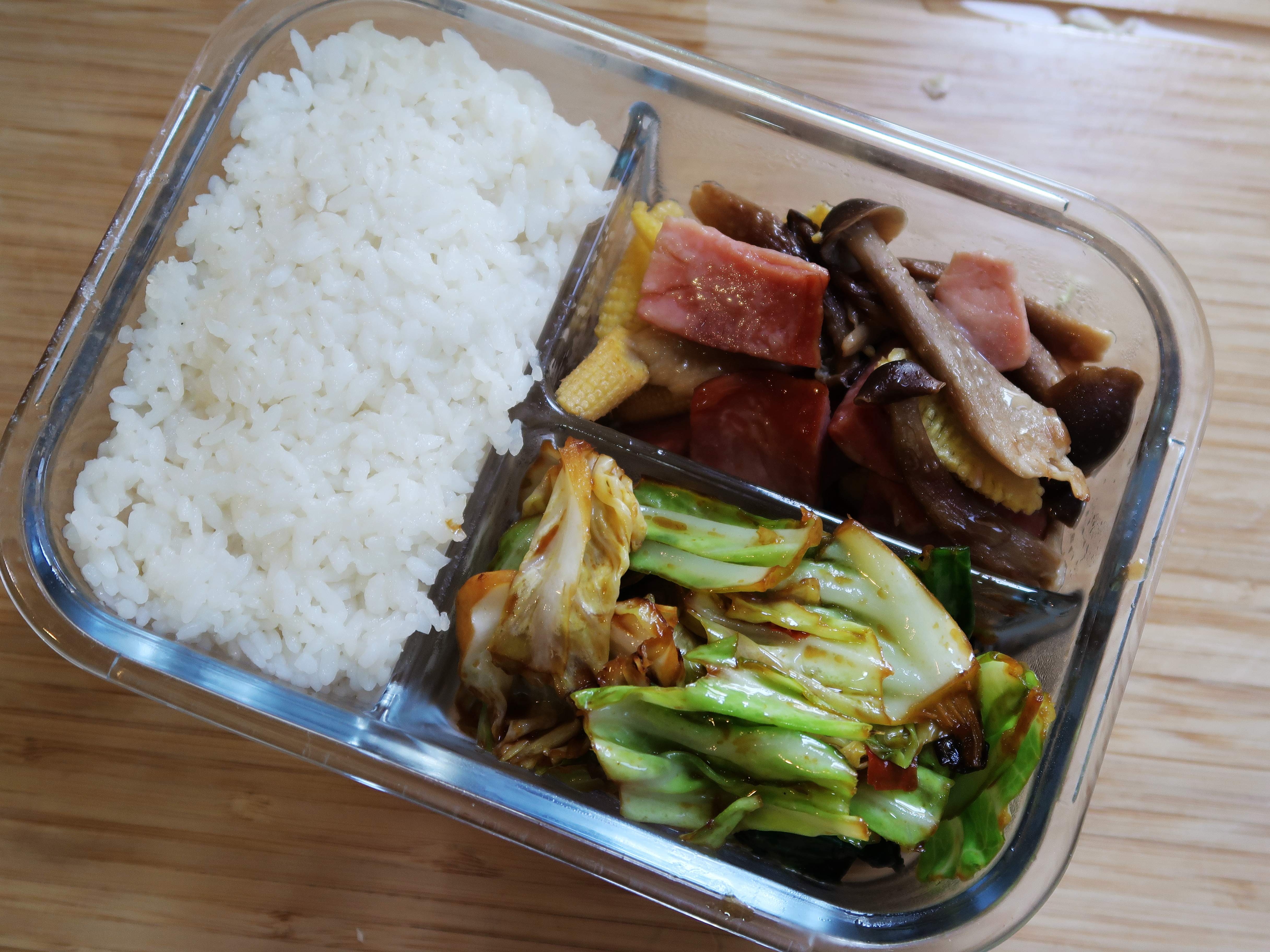 快手午餐便当饭盒——麻油大头菜和火腿肠炒鹿茸菇的做法