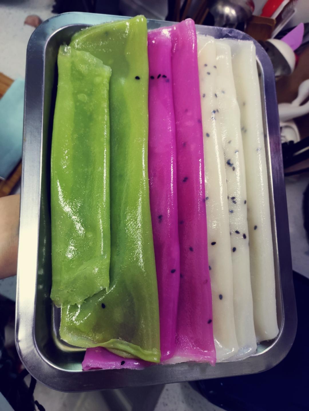 炎热的夏季，来一碗五彩果蔬凉皮