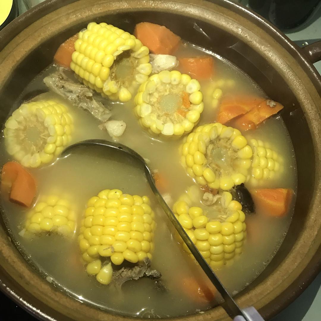 胡萝卜玉米排骨汤
