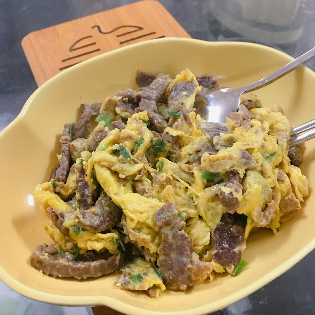 呲溜入口的鲜香 茶餐厅必点美食｜滑蛋牛肉