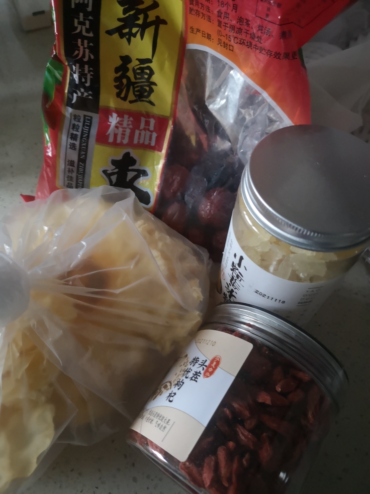 出胶的银耳红枣枸杞汤的做法 步骤1