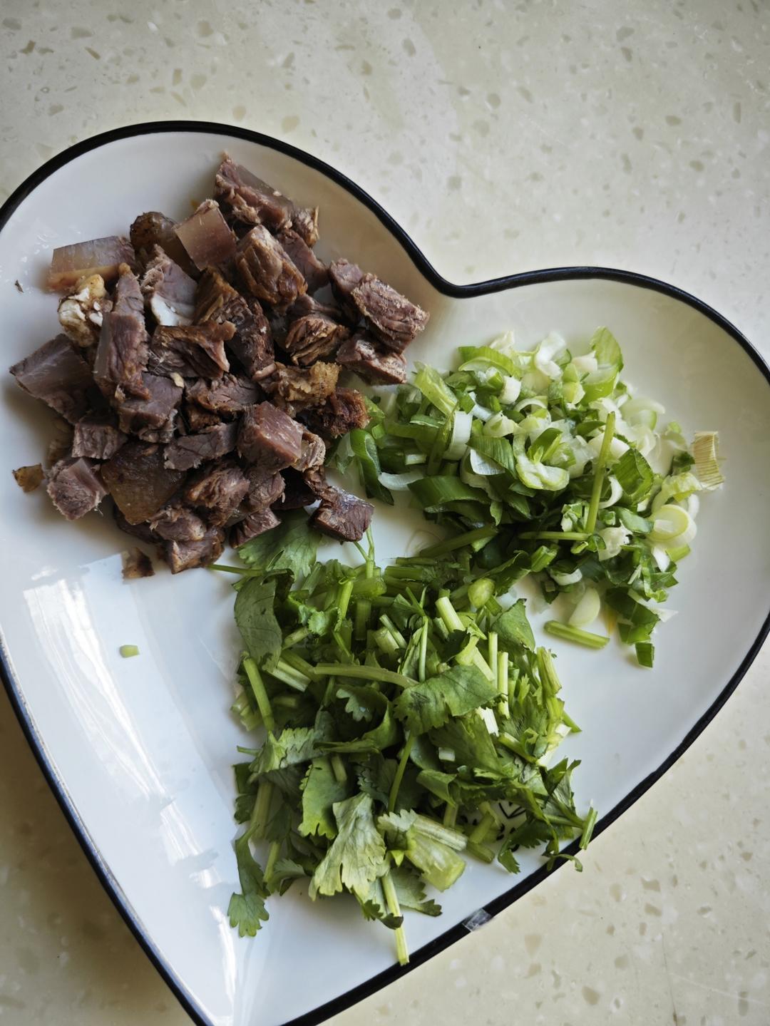 正宗兰州牛肉面～～                        不是兰州拉面😁