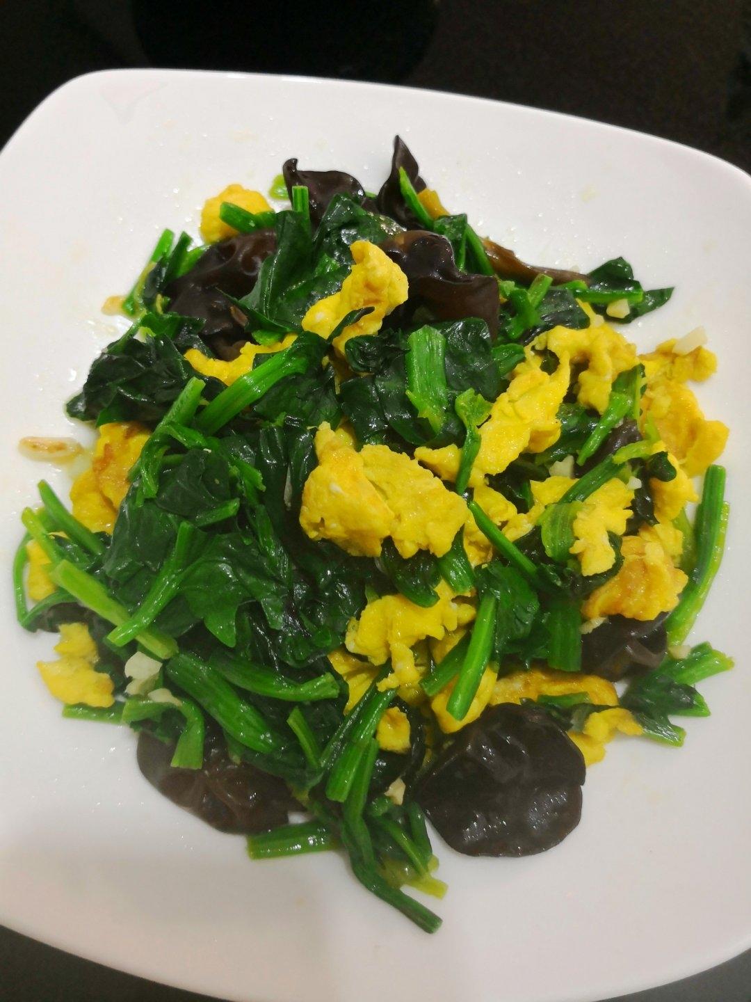 菠菜木耳炒鸡蛋的做法