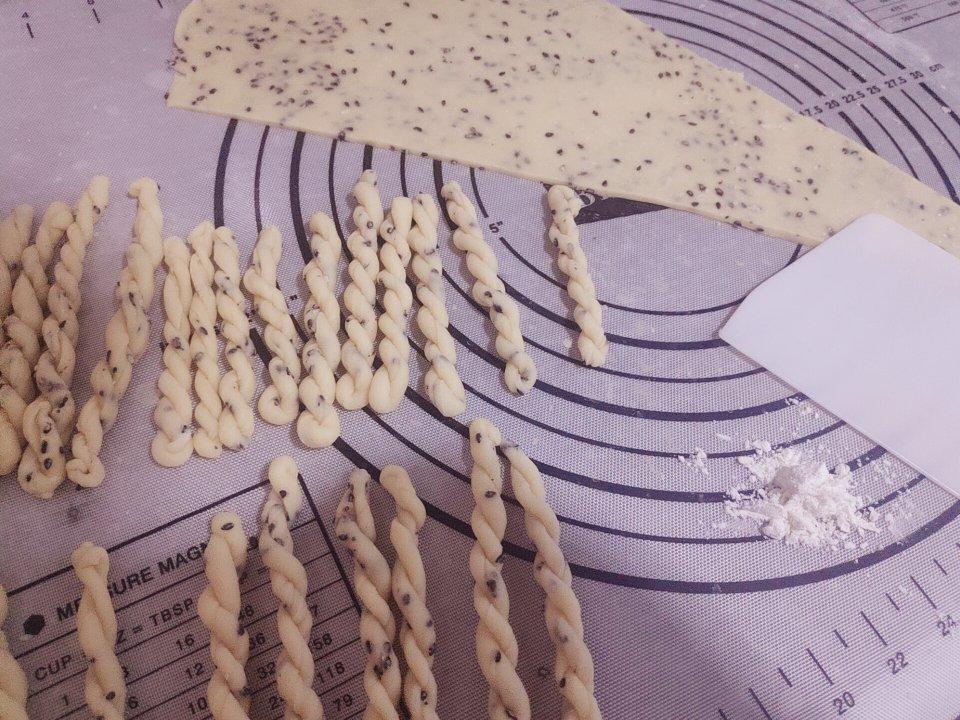 又香又酥鸡蛋小麻花，适合不爱甜食的你