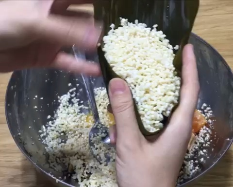 咸蛋黄肉粽子（附详细包粽子视频）的做法 步骤6