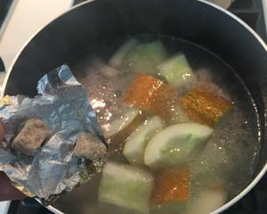 老黄瓜猪骨汤的做法 步骤4
