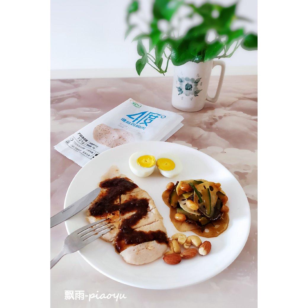 鸡肉牛油果沙拉佐煎肠