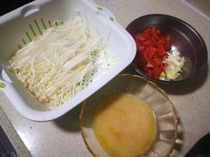 西红柿金针菇炒鸡蛋的做法 步骤1