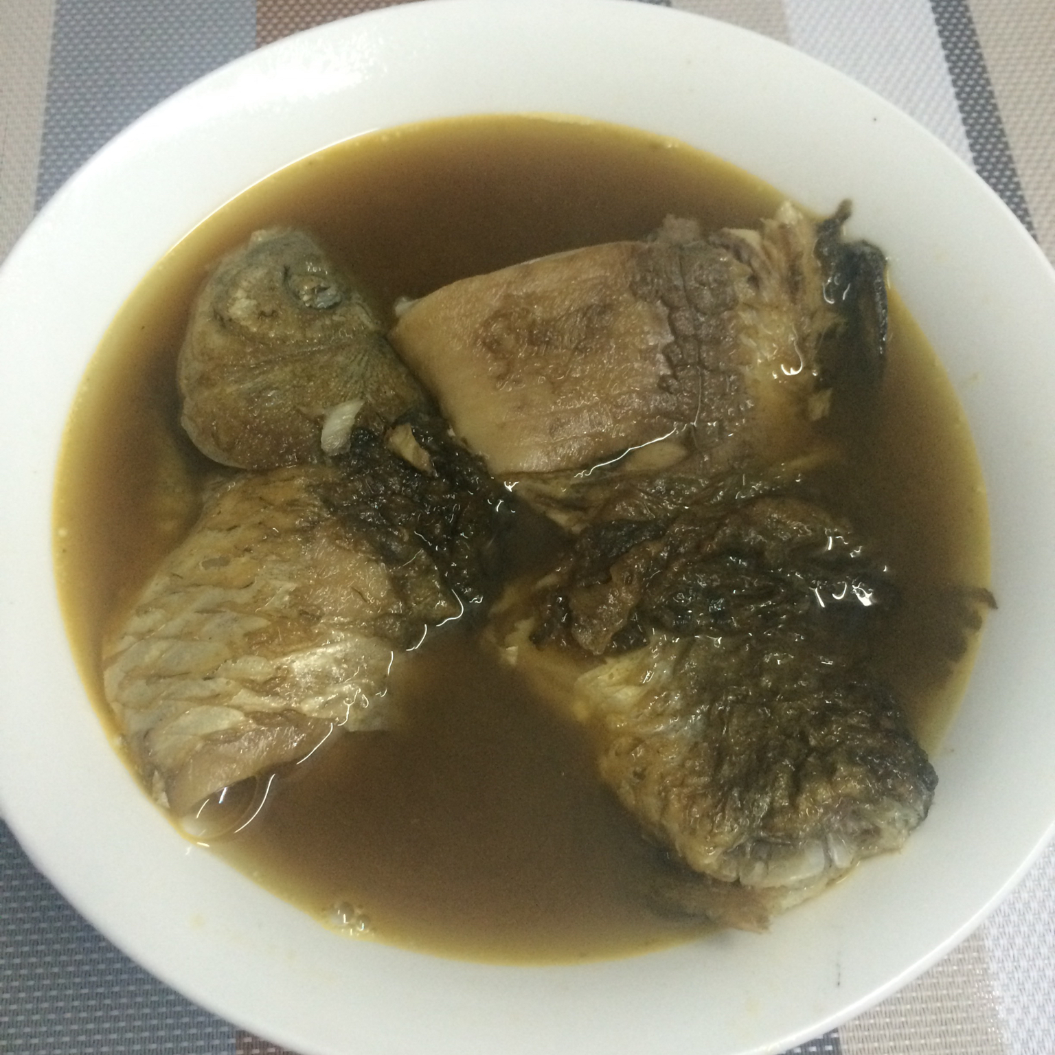 溪黄草煲鲫鱼