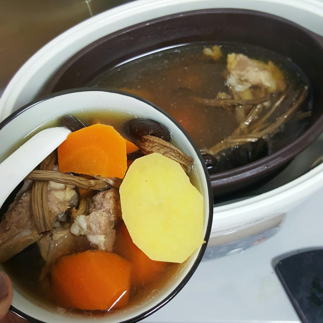 茶树菇炖排骨
