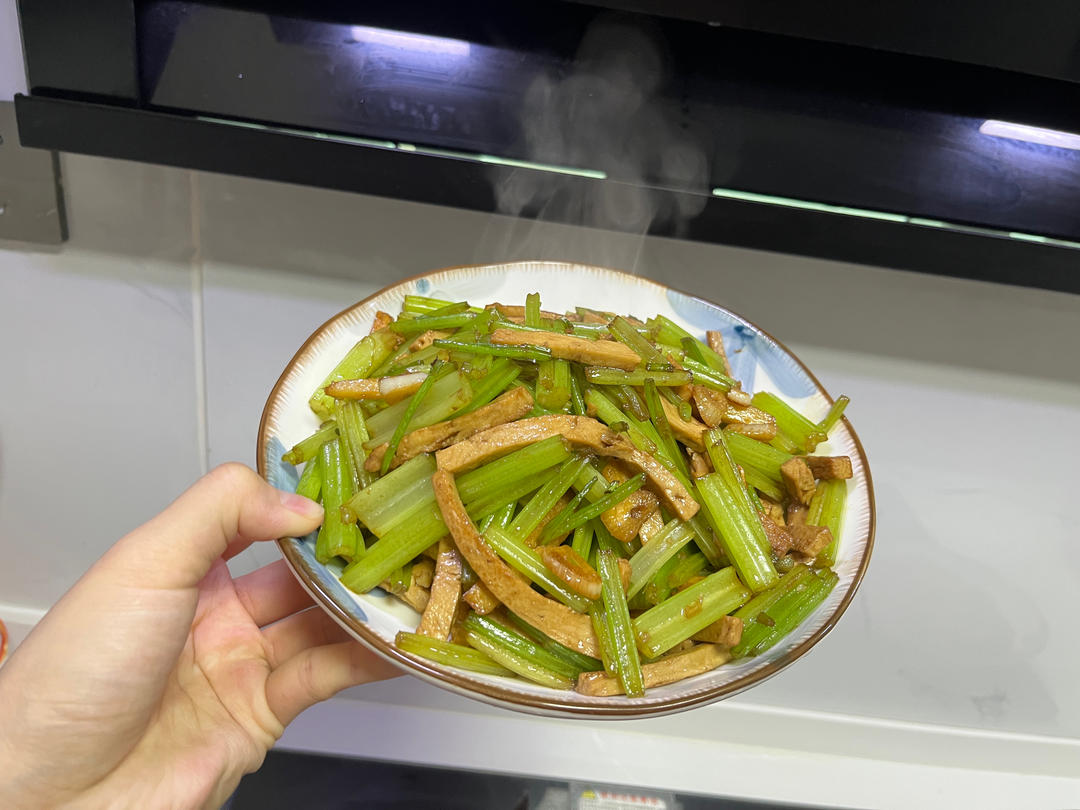 午餐晚餐简单快手下饭菜芹菜炒香干