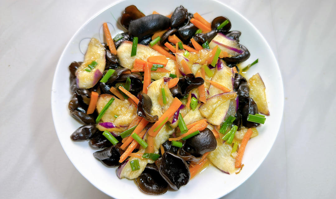 教你轻松做出一盘口感超赞的茄子炒黑木耳