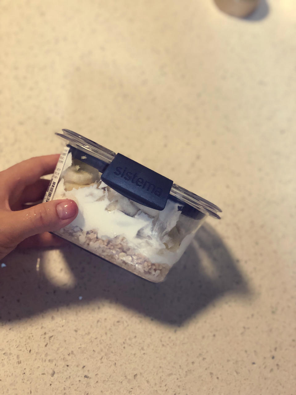 早餐：隔夜早餐酸奶燕麦杯搭配原则562kcal