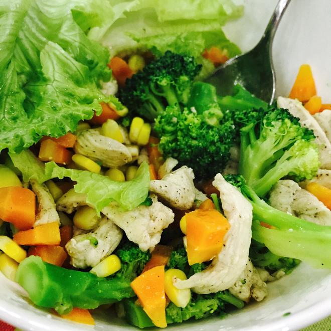 鸡肉蔬菜减肥沙拉的做法