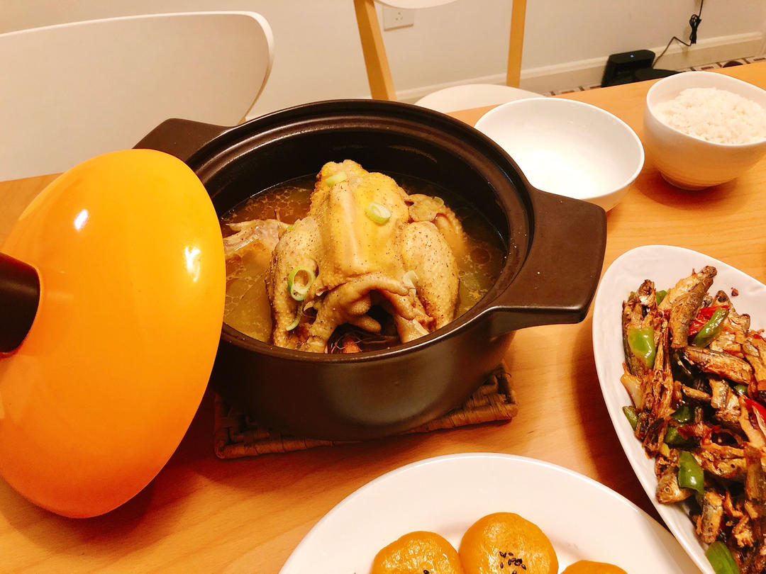 韩国传统参鸡汤（삼계탕)
