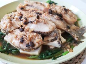 豆腐茼蒿蒸蒜泥豆豉鲈鱼的做法 步骤7