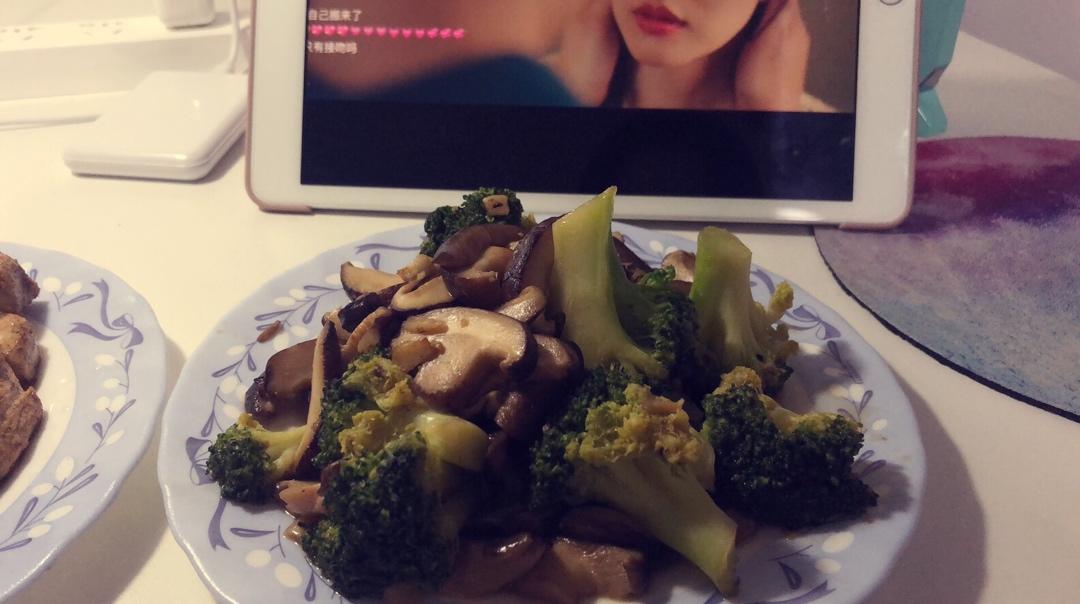 低脂好吃的西兰花炒香菇