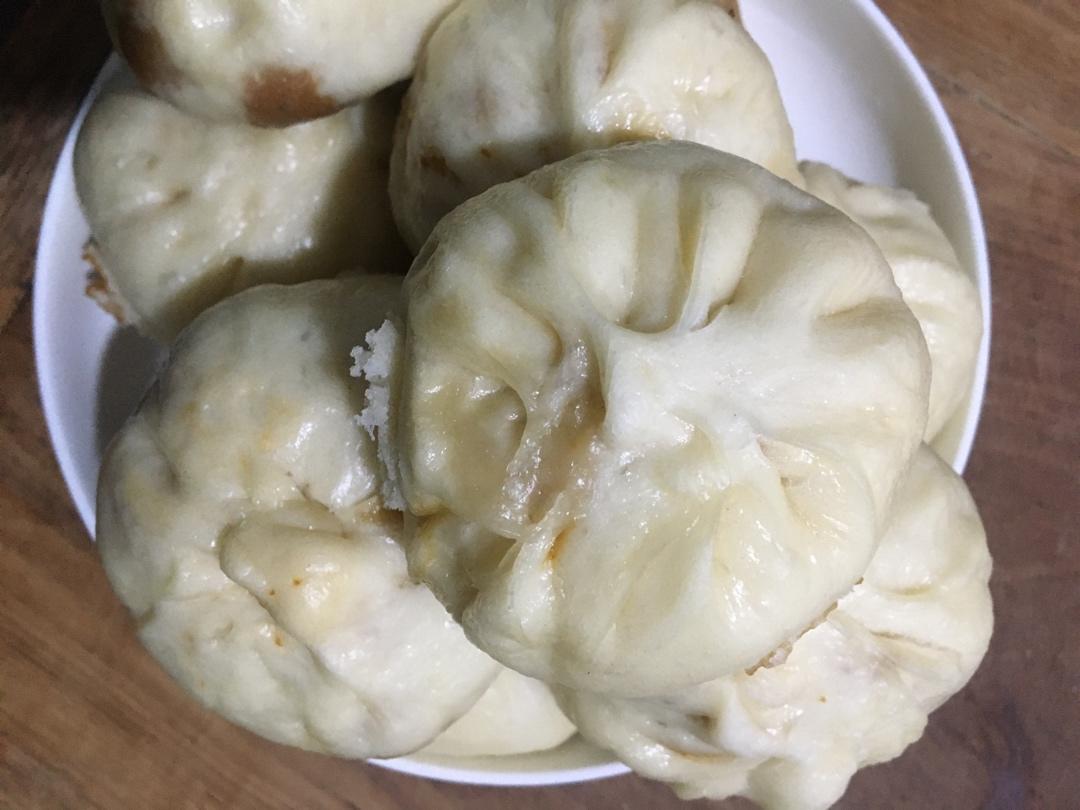 松软多汁的肉包子