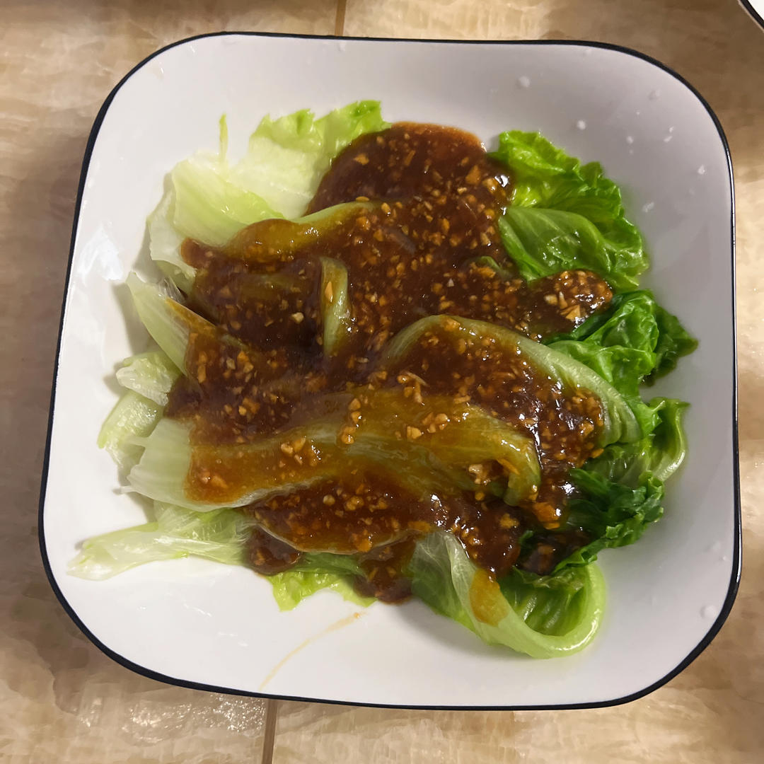蒜蓉蚝油生菜，清脆爽口，色香味俱全