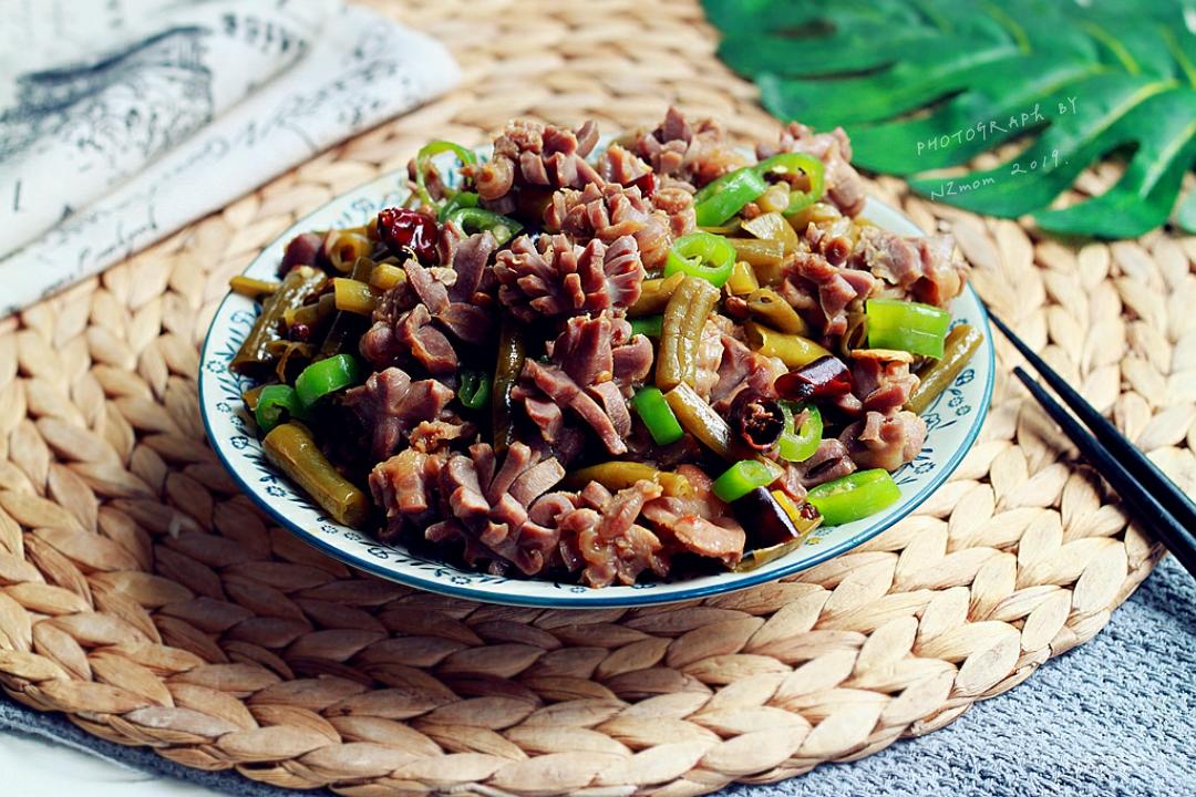 然后冲洗干净;1个鸡胗对半切开,然后在表面切花刀;接