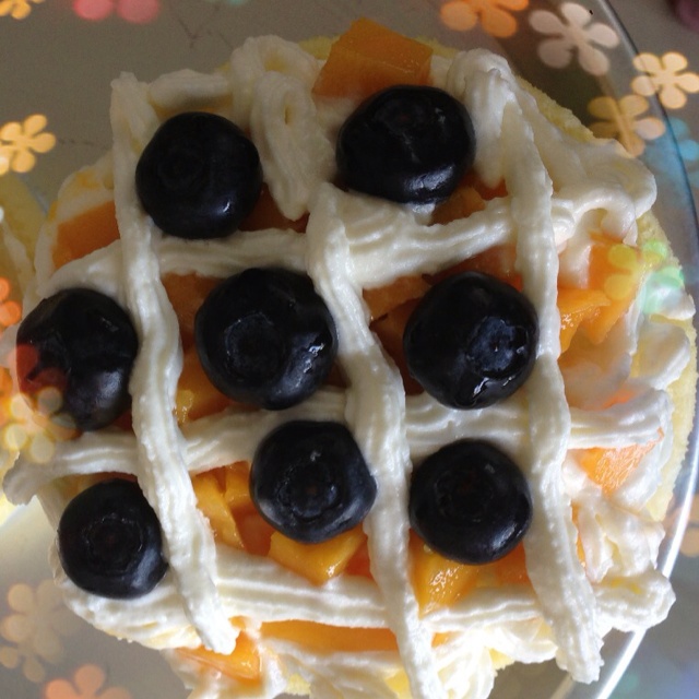 奶油水果装饰蛋糕卷